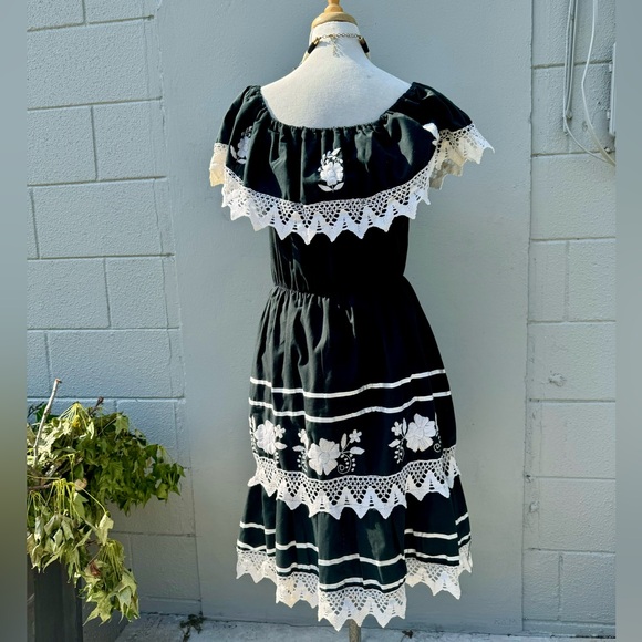 SOLD Vtg Black Embroidered Off-Shoulder Peasant Dress Mexican Midi Crochet 70s - Picture 6 of 6